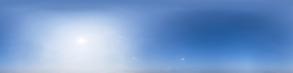 Obraz premium Nahtloses Panorama, wolkenloser Himmel in 360-Grad-Ansicht zur Verwendung in 3D-Grafiken als Himmelskuppel oder zur Nachbearbeitung von Drohnenaufnahmen