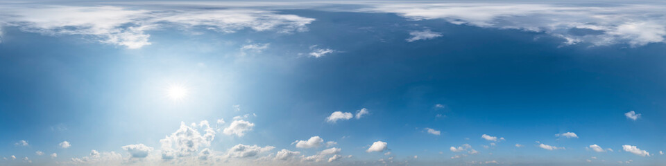 Nahtloses Panorama mit weiß-blauem Himmel 360-Grad-Ansicht mit schönen Wolken zur Verwendung in 3D-Grafiken als Himmelskuppel oder zur Nachbearbeitung von Drohnenaufnahmen