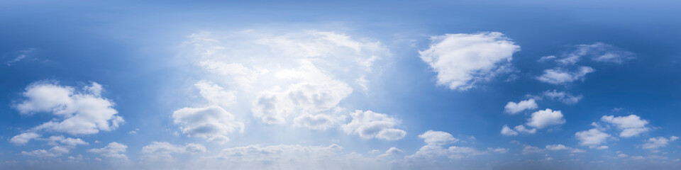 Nahtloses Panorama mit weiß-blauem Himmel 360-Grad-Ansicht mit schönen Wolken zur Verwendung in 3D-Grafiken als Himmelskuppel oder zur Nachbearbeitung von Drohnenaufnahmen