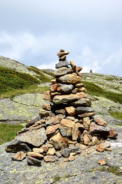 Gestapelte Steine im Gebirge in S&uuml;dtirol - Steinm&auml;nnchen - Steinmandlen