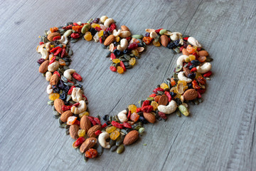 Coeur de graines et fruits secs  sur fond de bois