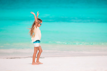 Naklejka premium Portrait of adorable little girl at beach on her summer vacation