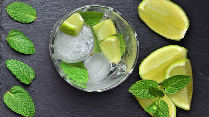 Preparacion e ingredientes para coctel, lima, hielo, menta