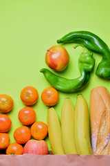 Fruta variada, pimiento y barra de pan, en bolsa de papel ecologica