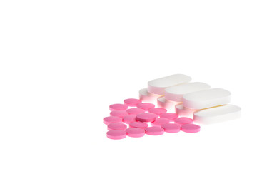 Obraz na płótnie Canvas Pink and white pills isolated on white background.