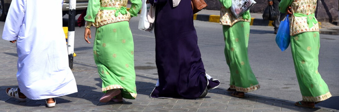 Traditionell bekleidete omanische Frauen in Mutrah