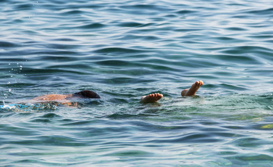 Fototapeta premium One's leg fingers peeking from the sea