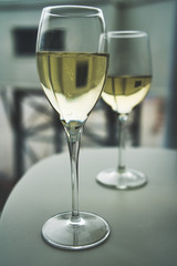 Zwei Gläser Prosecco Champagner, seitlich fotografiert, am Flughafen Business Lounge vor dem Abflug