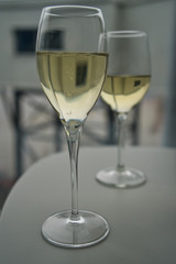 Zwei Gläser Prosecco Champagner, seitlich fotografiert, am Flughafen Business Lounge vor dem Abflug