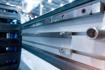 Toothed metal guide in the machine