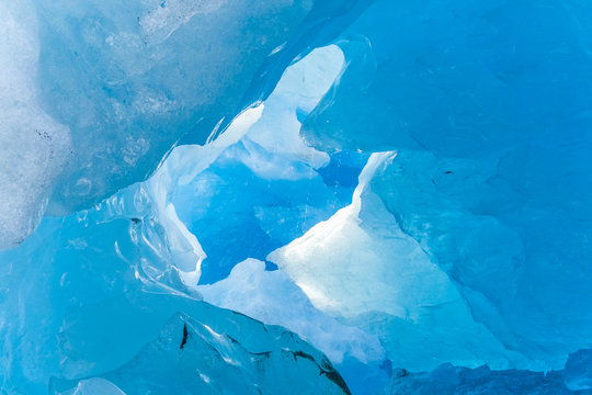 Eish&ouml;hle im Gletscher Nigardsbreen