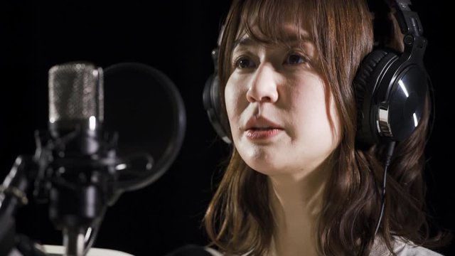 アフレコをする若い女性