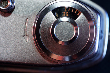 Obraz premium Setting wheel for ISO and aperture on an old camera photographed in the studio