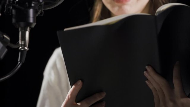 アフレコをする若い女性