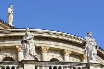 Obraz premium St. Stephen's Basilica is built in the Neo-Renaissance style. It is an equilateral cross. A massive dome is located at the intersection of the transverse transept with the main nave.