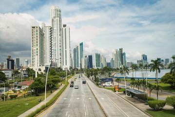 Die Altstadt von Panama, Skyline mit Brücke und Hochhäusern über das Meer fotografiert
