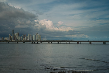 Fototapeta premium Die Altstadt von Panama, Skyline mit Brücke und Hochhäusern über das Meer fotografiert