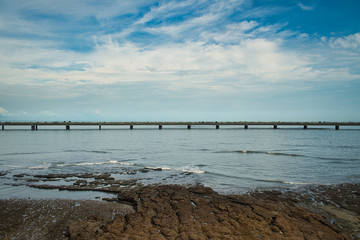 Obraz premium Die Altstadt von Panama, Skyline mit Brücke und Hochhäusern über das Meer fotografiert