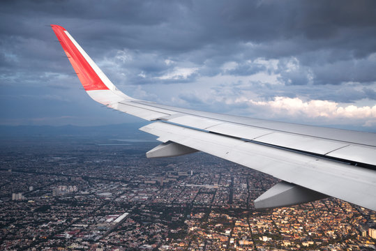 Ala de Avi&oacute;n. Volando sobre la Ciudad de M&eacute;xico.