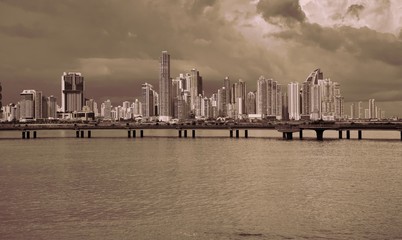 Die Altstadt von Panama, Geschäftsviertel Skyline mit Brücke und Hochhäusern, Wolkenkratzer über das Meer fotografiert 
