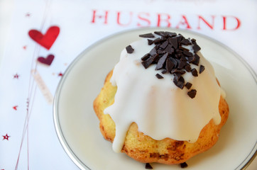 mini cupcake on a plate and a card with the inscription husband