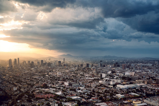 Atardecer Nublado en la Ciudad de M&eacute;xico.