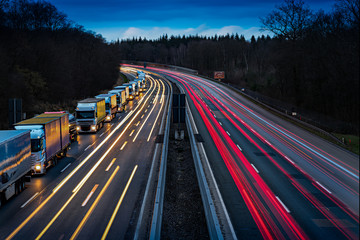 Fototapeta na wymiar Stau auf der Autobahn in der Dämmerung - Langzeitbelichtung