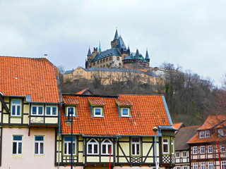 Obraz premium Das eindrucksvolle Schloss über den Dächern der historischen Fachwerk altstadt