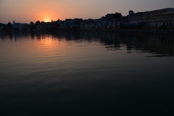 インドのラジャスタン州のプシュカル　美しい夕日とプシュカル湖と街並み