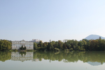 Fototapeta na wymiar palace on a lake