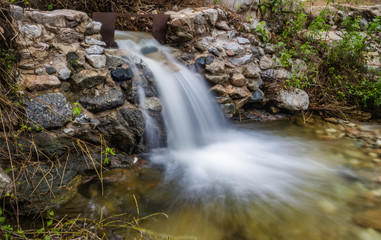Fototapeta na wymiar A small waterfall in the San Gabriel Mountains of California