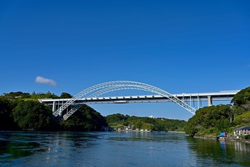 Fototapeta na wymiar 西海橋から見る青空バックの西海新橋の情景＠西海、長崎