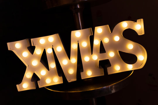 XMAS Leuchtkasten auf gro&szlig;er Etagere mit warmen LEDS im dunklen Raum Weihnachtliches Gold Gem&uuml;tlich Wohnzimmer Ambiente