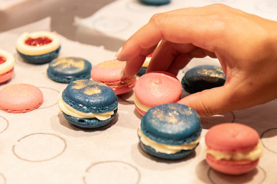 Bunte Macarons mit leckerer Frucht und Knusper Karamell Creme gef&uuml;llt Dekoriert mit essbaren Bl&uuml;ten und Glitzerpuder