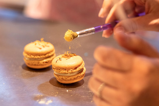 Bunte Macarons mit leckerer Frucht und Knusper Karamell Creme gef&uuml;llt Dekoriert mit essbaren Bl&uuml;ten und Glitzerpuder
