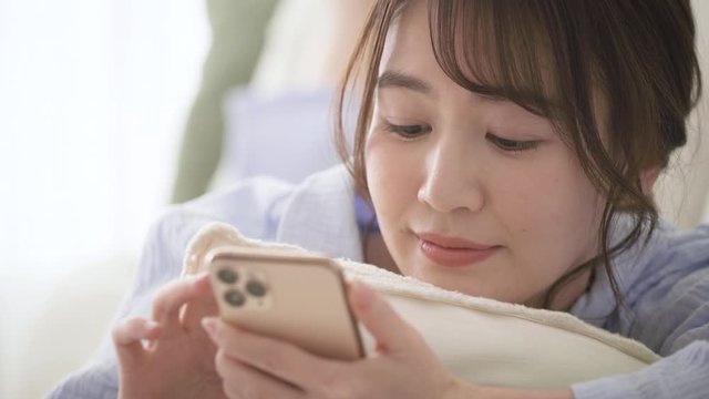スマートフォンを操作している女性