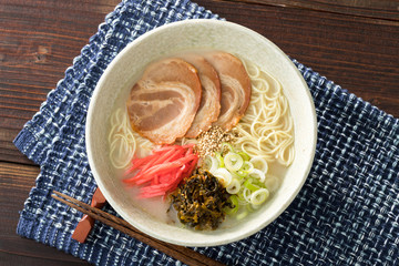 熱々の豚骨ラーメンの俯瞰撮影