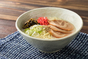 熱々の豚骨ラーメン