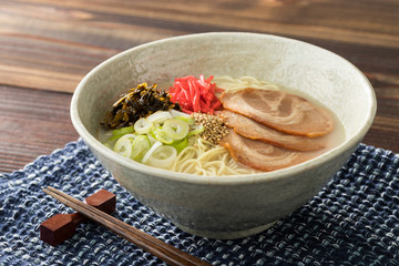 熱々の豚骨ラーメン