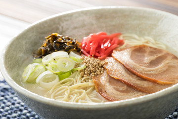 ほんわか湯気の立つ、熱々の豚骨ラーメンのアップ
