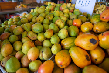 ケアンズ、マーケットで売られているマンゴーの様子