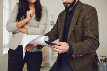 Discussion meeting business people in a white office.