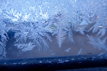 Photographing macro ice on the glass in winter Patterned like leaves