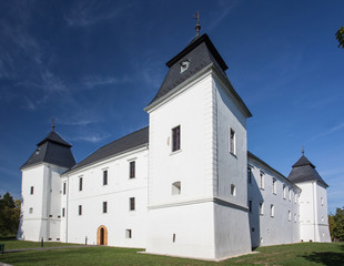 Fototapeta na wymiar White Castle in Egervar, Hungary