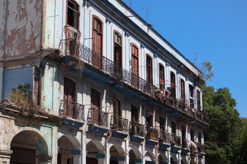 Fototapeta na wymiar Old buildings in the city of Havana. Cuba
