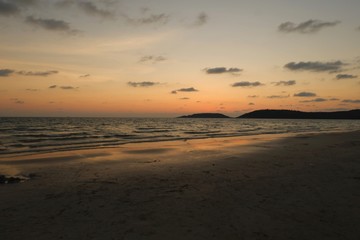 Fototapeta na wymiar Sunset beautiful golden yellow. Beach, sea, sandy beach. On twilight.