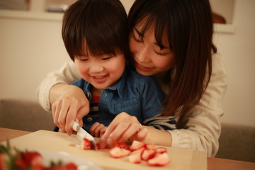 イチゴを切る親子