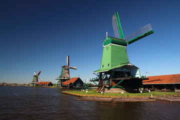 Fototapeta premium windmills in zaanse schans