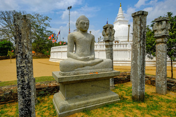 Obraz premium Anuradhapura, Sri Lanka - February 2020: Buddha statue in the Buddhist stupa Thuparama Dagoba on February 6, 2020 in Anuradhapura, Sri Lanka.