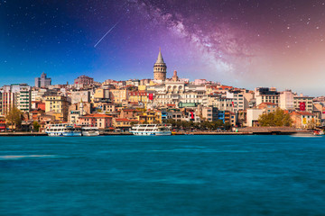 Fototapeta premium Wieża Galata w Stambule w Turcji. Widok na miasto Stambuł w Turcji z Bosfor, mewy i łodzie na jasne niebo i zachód słońca lub w nocy.